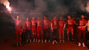 ARNAUTOVIĆ POVEO NAVIJANJE Bakljada fudbalera Crvene zvezde na proslavi nove titule