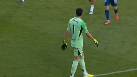 HAOS U ŠPANIJI Golman dobio crveni karton, pa nokautirao protivnika (VIDEO)