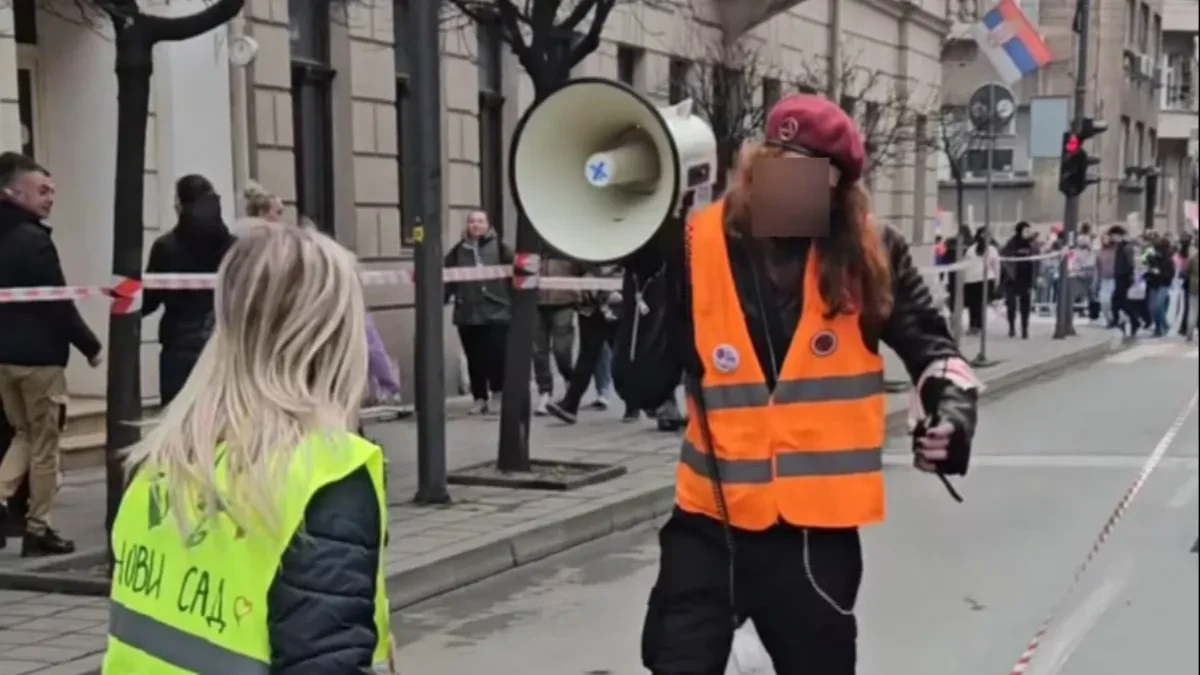 NE MOGU DA SAKRIJU KOLIKO SE MRZE! Blokaderi oči povadiše jedni drugima (FOTO)