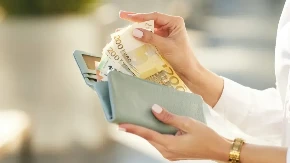 Novac im teče kao reka od 1. maja: 3 znaka horoskopa više ne znaju za besparicu