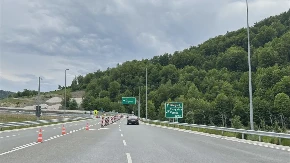 ŠTA JE OVO NASRED AUTOPUTA?! Prizor sa Miloša Velikog PRENERAZIO Srbe, vozači ne veruju svojim očima (FOTO/VIDEO)