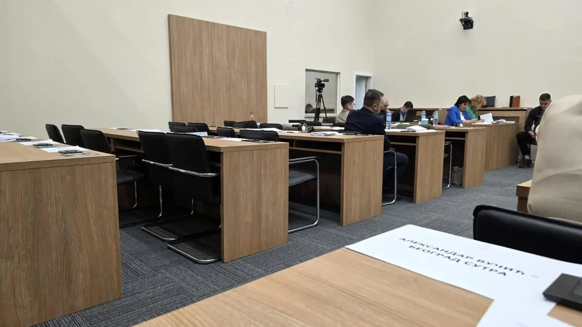 OPOZICIJA PONOVO POBEGLA OD DISKUSIJE "Plaćeni da rade, a oni šetaju po lepom vremenu" 