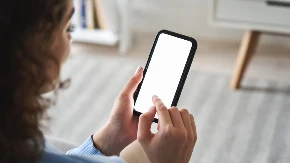 KAKO DA NAPUNITE MOBILNI BEZ PUNJAČA? Stjuardesa otkrila: