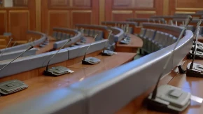 RASULO U SKUPŠTINI LAŽNE DRŽAVE Glasanje krenulo i bez 80 poslanika