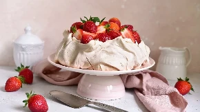 PAVLOVA TORTA SA JAGODAMA ZA PRVI MAJ Odlično ide posle roštilja i piva