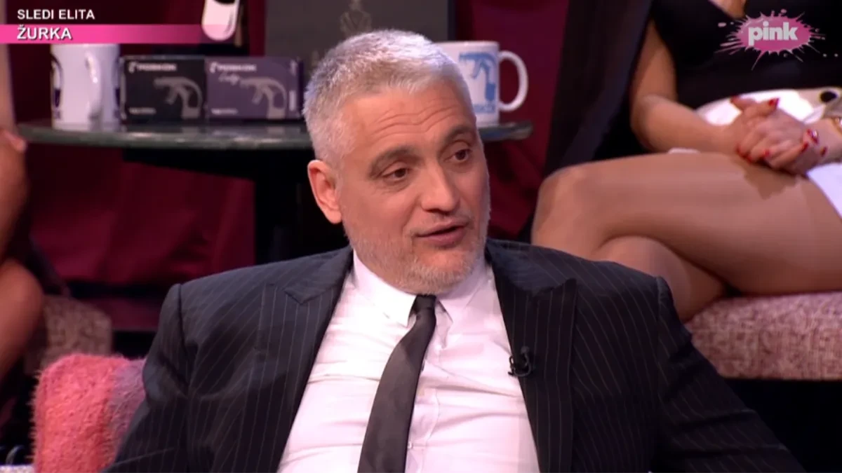 "JA NA FOTELJI, A ONA NA MENI!" Čeda Jovanović objavio prizor iz doma! (FOTO)