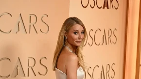 BELA HALJINA INSPIRISANA SUNČANIM DANIMA Osvežite izgled ovim klasičnim komadom, ali sa drugačijim krojem