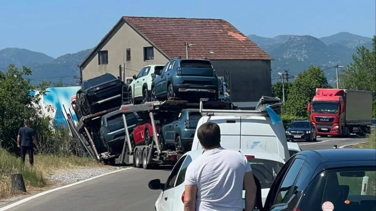 KAMION SA "PANDAMA" SLETEO U KANAL Nezgoda u Zeti, teretnjak ulupan (FOTO)