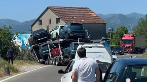 KAMION SA "PANDAMA" SLETEO U KANAL Nezgoda u Zeti, teretnjak ulupan (FOTO)