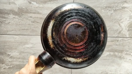 Bez mučnog ribanja zagorelog tiganja: Ovo skida svu masnoću kao gumicom!