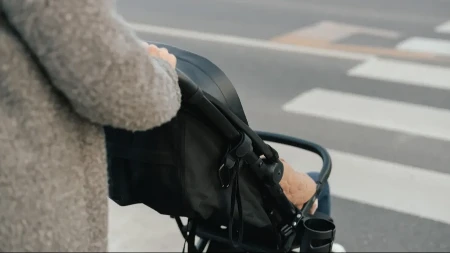 AUTOMOBIL POKOSIO MAJKU I BEBU U KOLICIMA Objavljen zastrašujuć snimak nesreće u Ulcinju (VIDEO)