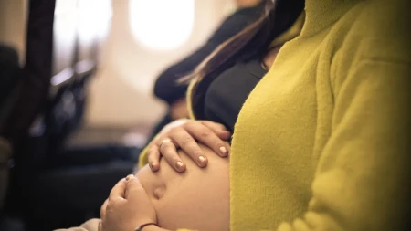 DRAMA NA 10.000 METARA Žena krenula da se porađa, zabezeknuti putnici u čudu gledali šta se dešava, posada je morala da asistira