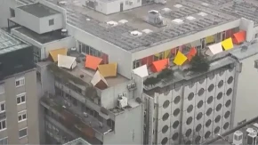 LUDILO USRED CENTRA GRADA! Spavaju u šatorima na krovu zgrade – traže 75 EVRA! (VIDEO)