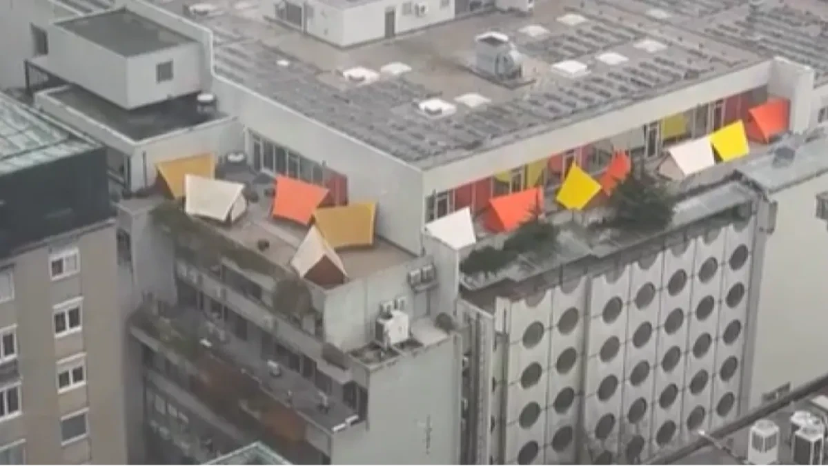 LUDILO USRED CENTRA GRADA! Spavaju u šatorima na krovu zgrade – traže 75 EVRA! (VIDEO)