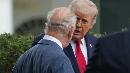 "AKO PUTIN TO URADI, ZBRISAĆE SVE..." Čitač sa usana otkrio šta je Tramp rekao kralju Čarlsu! Nadrealan razgovor ispred Bele kuće: Monarh ga "PRESEKAO"