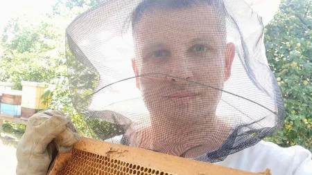 "Med je dragocen, a falsifikati ga uništavaju" Pčelar iz Aranđelovca 15 puta selio košnice