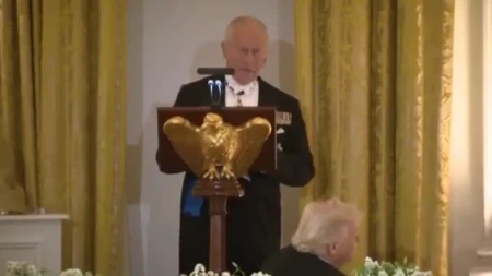 "DA NIJE BILO NAS, GOVORILI BISTE FRANCUSKI" Kralj Čarls potkačio Trampa, pogledajte njegovu reakciju! (VIDEO)