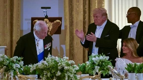 MI SMO PRVI RUŠILI BELU KUĆU Kralj Čarls se našalio na Trampov račun, on rekao: "To je istina"