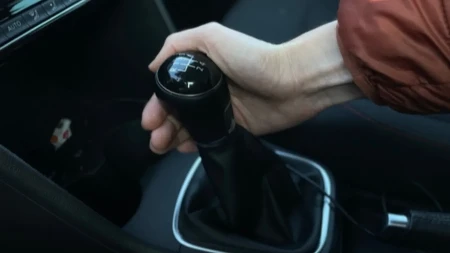 MISTERIJA „E“ NA MENJAČU! Većina vozača nema pojma šta znači – a štedi novac!