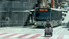 BABA SE NASRED ULICE VOZI U KOLICIMA Hit snimak obišao region, ljudi ne veruju svojim očima