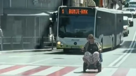 Internet plače od smeha: Baba u električnim kolicima blokirala ulicu – snimak postao viralni hit!