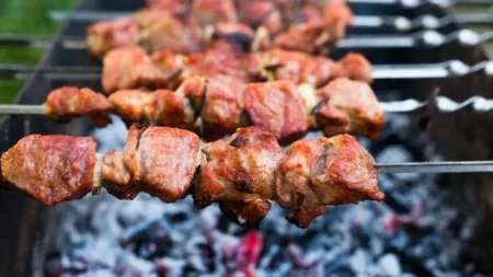 Jedete roštilj, a ne gojite se! Da, moguće je, austrijski fitnes trener zna caku!