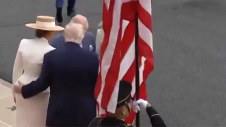 GDE ODE RUKA?! Tramp ovo radio Melaniji pred kraljem Čarlsom - internet EKSPLODIRAO! (VIDEO)