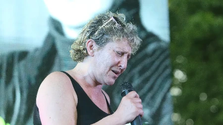 Sa vrha estrade do ulice! Naša pevačica je bila mega zvezda, ostala bez krova nad glavom i postala beskućnik: "Komšije su mi davale hranu" (FOTO)