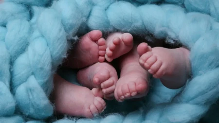 MISLILA DA NOSI TROJKE Ženu zamalo ,,strefio šlog" na porođaju, u životu nije sanjala da će imati ovoliko dece