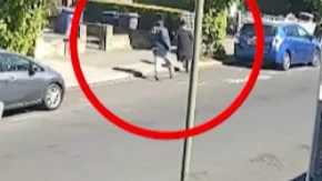 UZNEMIRUJUĆE! HOROR NA ULICI! Terorista ubadao ljude pred kamerama – grad u PANICI! (VIDEO)