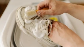 BELE PATIKE KAO NOVE ZA 10 MINUTA! Ovaj trik briše i najtvrdokornije fleke!