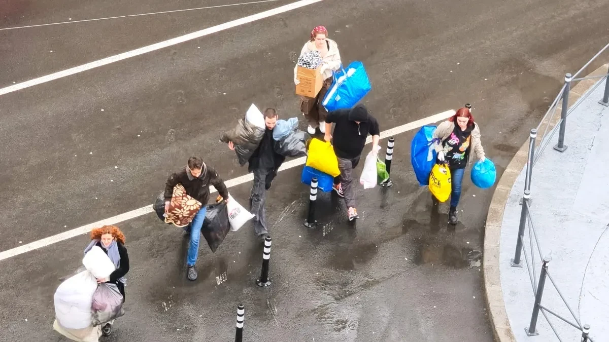 MAJKO MILA, NA ŠTA OVO LIČI Blokaderi sa punim džakovima izlaze iz Rektorata, krenula selidba nakon ulaska policije i tužilaštva (FOTO/VIDEO)
