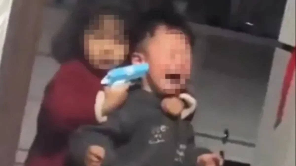 SNIMAK KOJI LEDI KRV Devojčica „zarobila“ brata – mreže se usijale! (VIDEO)