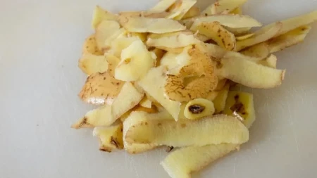 LJUŠTILICA VAM NE TREBA Evo kako najlakše da se rešite kore od krompira, ručak ćete spremiti za tili čas