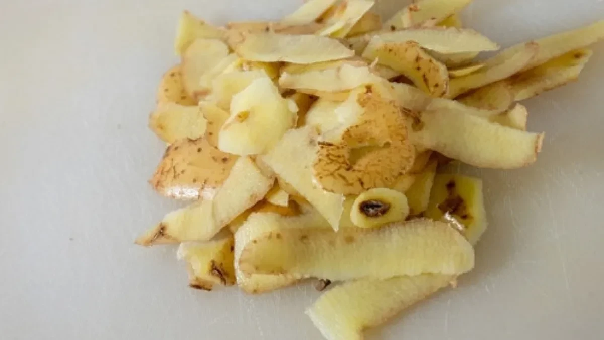 LJUŠTILICA VAM NE TREBA Evo kako najlakše da se rešite kore od krompira, ručak ćete spremiti za tili čas