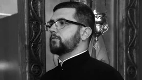 NASTRADALI SVEŠTENIK NENAD ROĐEN U SREMSKOJ MITROVICI Eparhija zvorničko-tuzlanska se oprostila od duhovnika (FOTO)