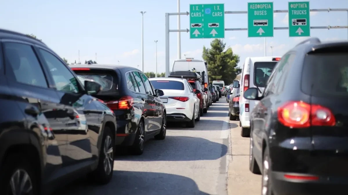 Gužve na graničnim prelazima - putnička vozila čekaju i do 5 sati 