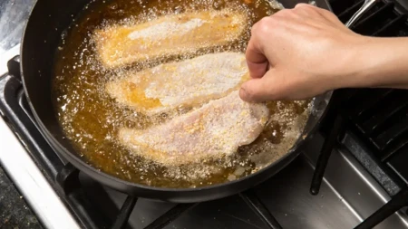 Kako da pržena riba ne upije ni kap ulja, a bude hrskava: Izbegavajte brašno, treba vam samo jedan sastojak