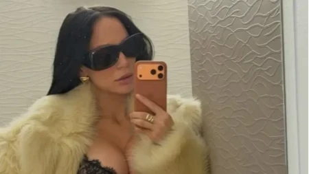 TRUDNA EDITA POZIRA U ČIPKANOM VEŠU Golo telo na izvol'te, pevačica šokirala (FOTO) 