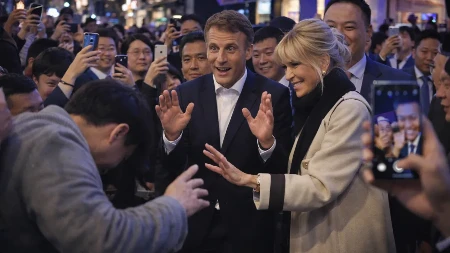 MAKRON KAO HOLIVUDSKA ZVEZDA! Korejci poludeli za njim i Brižit – jurili selfije, u neverici pitali: „Da li je ovo stvarno?!“ (VIDEO)