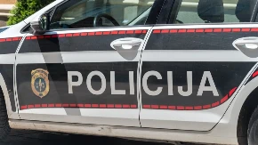 UKRADENO SEDAM VREDNIH UMETNIČKIH SLIKA Lopov opustošio stan koji se iznajmljuje, ranije odneli sve pa i zavese i tepihe! 