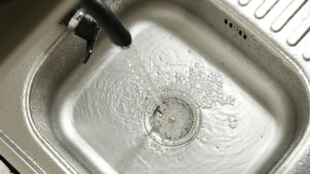 ZNATE LI ČEMU SLUŽI OVA RUPICA U SUDOPERI? Većina ljudi nema pojma – može vam spasiti kuću od POPLAVE!