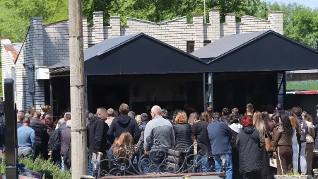 Sahranjen vozač koji je u kontrasmeru kod Rume pobio troje mladih! Porodica i dalje bez odgovora na pitanje "zašto"