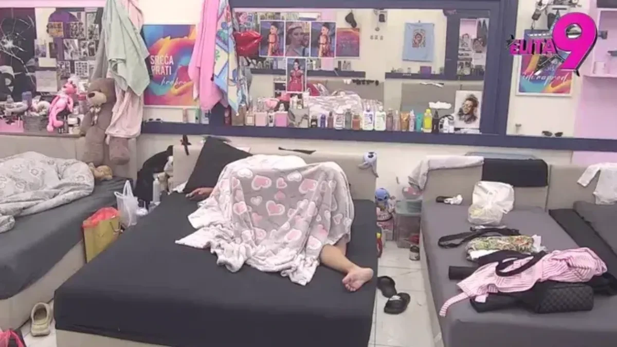 Asmin zadovoljava Maju usred bela dana! Cimer im uleteo u sobu i zatekao ovaj prizor