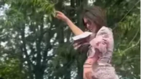 Podigla haljinu, a donji veš sevnuo! Nikad provokativniji snimak naše glumice (34)