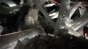 Opasna pećina puna je prelepih kristala Čudo na 300 metara ispod zemlje krije i veliku opasnost