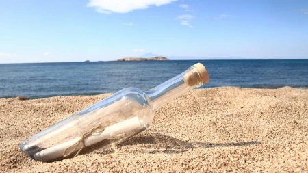 Opušteno je šetala plažom kada je našla poruku u boci Sledila se kada je pročitala šta piše u njoj -  odmah je pozvala policiju