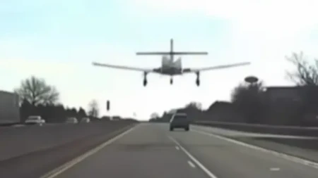 Avion prinudno sleteo, dve osobe povređene: Drama u Slovačkoj 