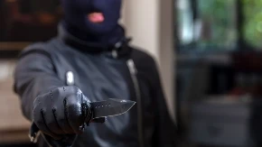 Naoružan nožem opljačkao prodavnicu na Paliluli: Radnica ga gađala flašama, ovo su detalji drame