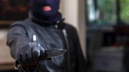 Naoružan nožem opljačkao prodavnicu na Paliluli: Radnica ga gađala flašama, ovo su detalji drame